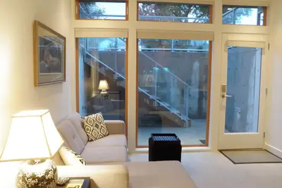 Image de Suite de jardin contemporaine de luxe avec plafonds de 9 pieds - Licence n ° 19-160895