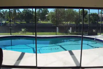 Image de Abordable maison piscine de luxe sur le canal en eau profonde.