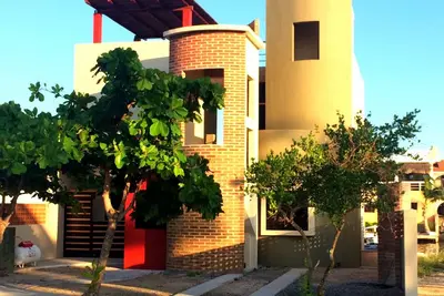 Image de Barra de Navidad Waterfront Canal Home avec piscine privée