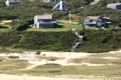 Image de Luxury Oceanfront Estate! À quelques pas de votre propre plage privée! Récemment rénové!