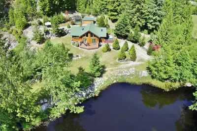 Image de Rockridge Cabin à Garden Bay avec bain à remous et étang privé, à quelques pas du lac