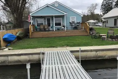 Image de Lac Frontal, très confortable, 4 chambres B, 2 salles de bain complètes, avec 40 'de bord de lac avec quai privé