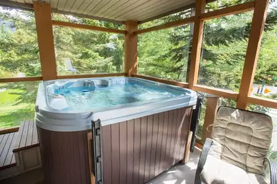 Image de Hot Tub PRIVÉ, récemment rénové 2 lits + lit convertible, 2 salles de bain (2-6 personnes)