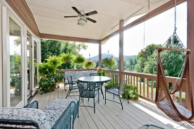Image de Maison avec vue sur les montagnes et le lac depuis les terrasses et la véranda.