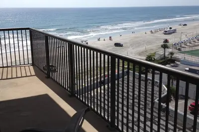Image de Plage et vue du sud de l'océan Atlantique depuis le balcon du 6e étage, unité 6g.