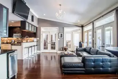 Image de Hébergement de luxe, jacuzzi, foyer extérieur, piscine creusée, animaux de compagnie aimés!