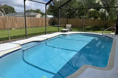 Image de Belle maison privée avec piscine et patio blindés, récemment rénovée