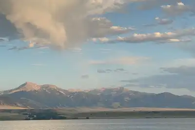 Image de Accueil Lakefront sur le lac Ennis avec vue sur la montagne