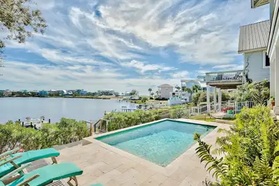 Image de Eastern Lake Living Just A Paddle Away from the Gulf - Maintenant, avec Lakefront Pool