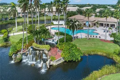 Image de Lakefront, Pet Friendly, Resort Pool Community 2/2 End Unit Condo Near Beaches