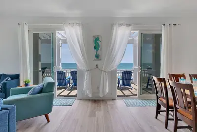 Image de Location luxueuse de 5 chambres en bord de mer avec de grandes terrasses et une vue imprenable!