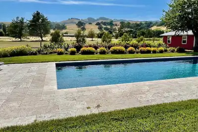 Image de Isolé Single Story Ranch avec piscine sur 2. 5 Acres près de Sonoma Square