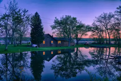 Image de Presque une île du lac Cayuga! Privé et panoramique 650 'de façade de lac de niveau