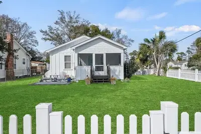 Image de Maintenant Disponible Pour Les Tarifs Hebdomadaires \/ Mensuels! La Maison Est Habitable Et En Grande Condition!