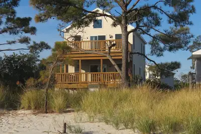 Image de Maison de luxe en bord de mer sur la plage de sable blanc doux