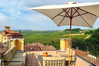 Image de Centre de Barolo - Apt privé avec grande terrasse avec vue à 360 degrés sur les vignobles!