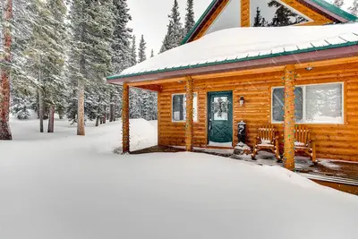 Image de Whimsical Hollow / 2 Chambres / 1 Bain / Vue sur la montagne / Cheminée en bois / Terrain boisé / Près de la forêt nationale