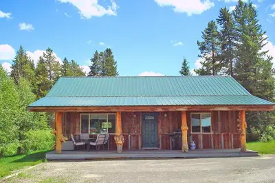 Image de A 13 kilomètres de Yellowstone! Récemment construit, regardez à l'intérieur! Barbecue à gaz et à côté du ruisseau.