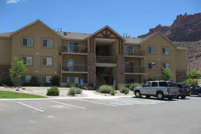 Image de Condo moderne populaire, nouvelle piscine et bain à remous, la meilleure valeur à Moab