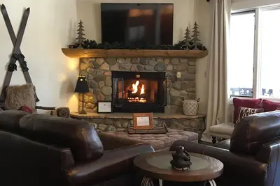 Image de Belle 4 chambres / 4 salles de bain dans / quartier Ski-out Ski-in avec des vues incroyables!