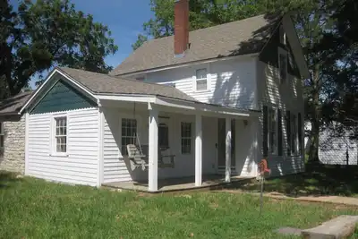 Image de Frontier Store House - Avec une cabine historique à l'intérieur de la maison accueillante. . .