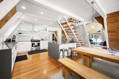 Image de Chalet éblouissant 2000 sq / ft 4bd 2. 5ba par Sunnyside!