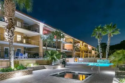 Image de Villa de plage bien aménagée, à quelques pas de l'océan et de la plage