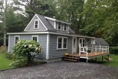 Image de Cozy Boothbay Harbor Cottage dans un cadre champĂŞtre, Ă distance de marche du port