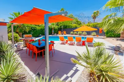 Image de \"Orange Oasis\" Mid Century Modern, Pool & Mountain Views