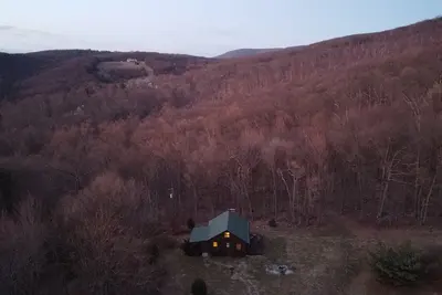 Image de Ensoleillé et confortable Little Lodge avec une vue spectaculaire sur les montagnes Blue Ridge