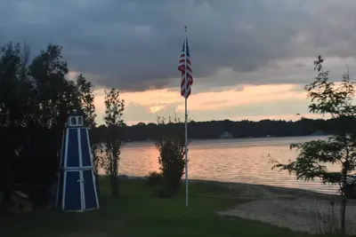 Image de Belle cabine au bord du lac pour profiter du printemps / été sur le lac Otsego!