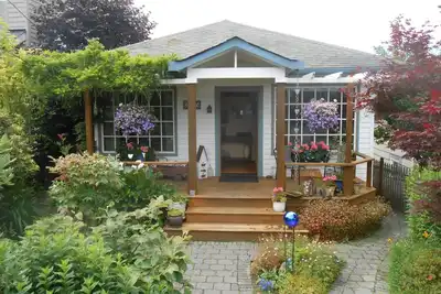 Image de Charmant 1910 Beach Bungalow