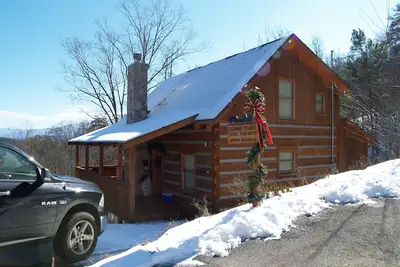 Image de Luke11: 33 6mile Downtown Pigforge ~ Pkwy-Hotub-Wifi- Vues! ! Noël décoré