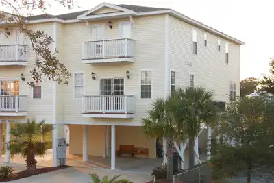 Image de Énorme 5 Br / 5. 5ba-1blk frm Beach / Marsh / Dock / Pvt Pool / Pet Friendly / Water Front