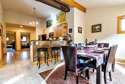 Image de Downtown Condo Loft de luxe sur la rivière à pied au coeur d'Estes