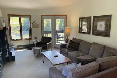 Image de Condo récemment rénové, piscine chauffée, terrain de golf, vue sur la montagne, tubing, patinage!