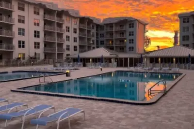 Image de ÉTOURDISSANT! RÉNOVÉ 2bed / 2bat Beach Front Location Proche Des Commerces Et Restaurant