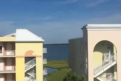 Image de Sunset Bay 2Bdrm / 2BaBay View Condo Surplombant la piscine dans la région de Great Mid-Town