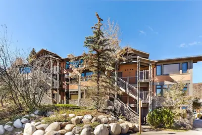 Image de Ski in \/ out 2 bd \/ 2ba Condo - très bien situé juste au-dessus du centre commercial Snowmass