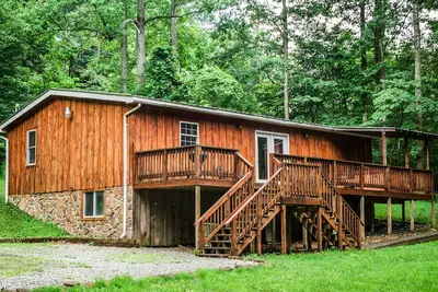 Image de Cabine de trois chambres à proximité de la New River Gorge à un bon prix