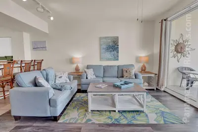 Image de Vues impressionnantes! , Front de mer grand balcon, Très bien situé, Chambre pour 6