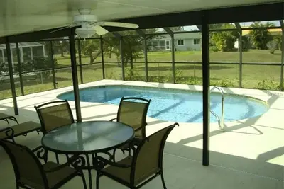 Image de Piscine privée, endroit calme, proche de tout!