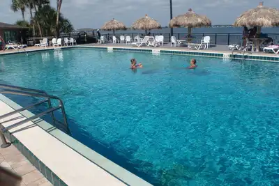 Image de Stations de plein air avec 3 piscines, chauffées, tennis. Rivière et plage. Clubhouse, fêtes