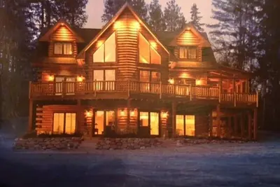 Image de Superbe maison en bois rond et en verre sur un grand terrain au bord de l'eau ensoleillé, Waupaca Chain O 'Lakes