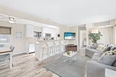Image de Populaire Newport Dream Vacation Home - Unité arrière en haut avec Ac!