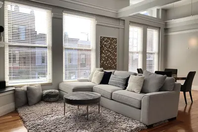 Image de Loft historique récemment rénové au cœur du centre-ville d'Ann Arbor