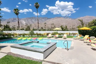 Image de The Betty Grable Estate On The Golf Course In Indian Canyons Neighborhood! Incredible Mountain Views!