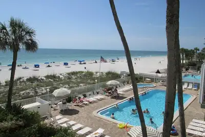 Image de Wow, spectaculaire unité rénovée! ! Directement sur la plage! !