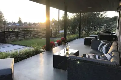 Image de Nouvelle maison de campagne de vin moderne, Ă distance de marche du centre-ville de Sonoma Square!