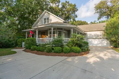 Image de Maison de style Cape Cod de 11 pièces dans un cul-de-sac sur la magnifique rue St. Simons Island!